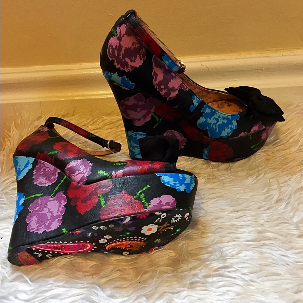 Gorgeous floral betsyville wedges.